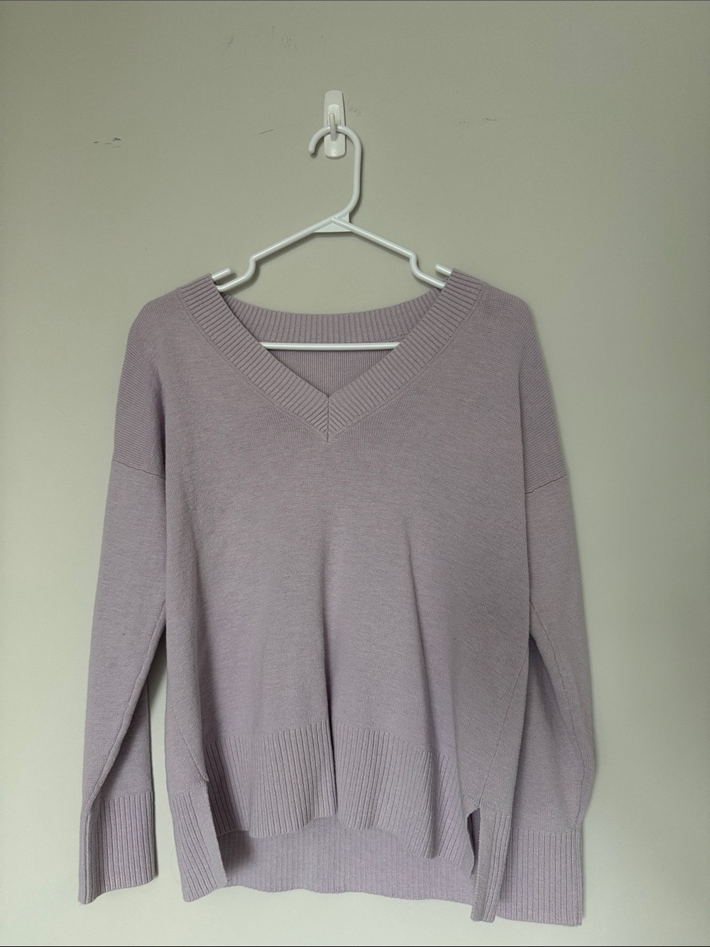 Women's Lavender V-Neck Pullover Sweater